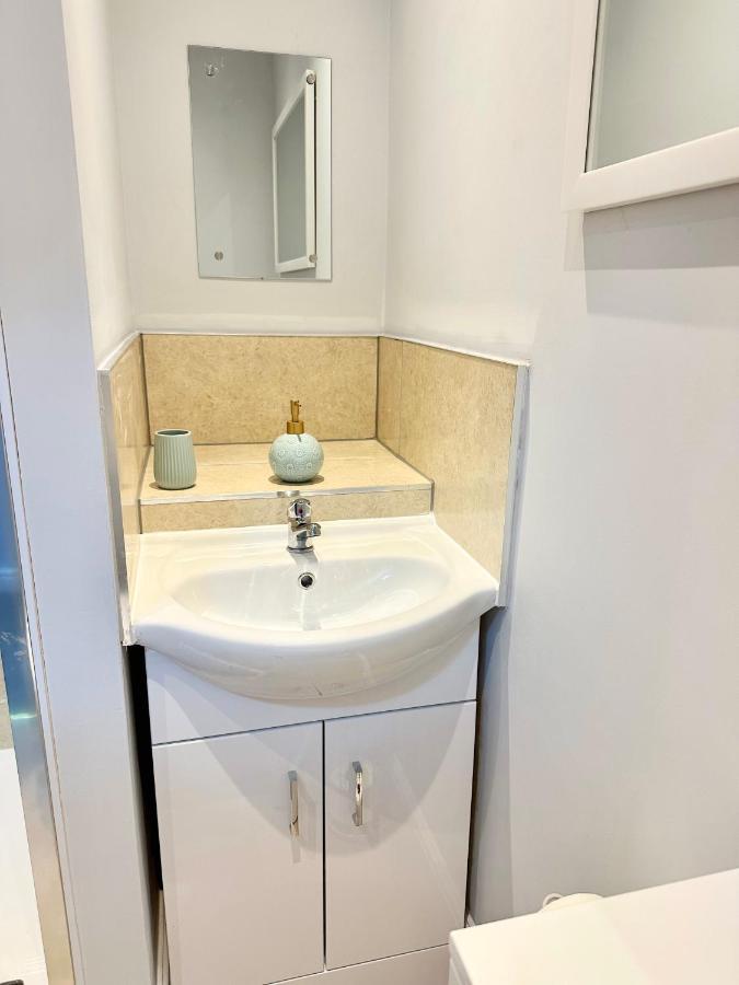 Comfortable City Apartment Derby Bagian luar foto