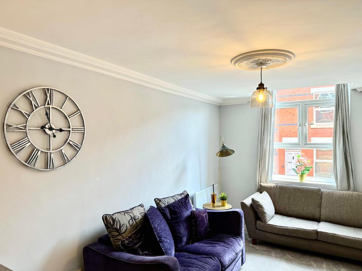 Comfortable City Apartment Derby Bagian luar foto